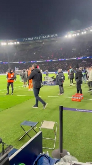 沮丧!约恩森赛后最初离场,桑切斯说服其回到球场内参与谢场