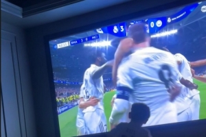 贝尔家中观看皇马vs曼城，社媒晒照庆祝皇马取胜：Hala Madrid！