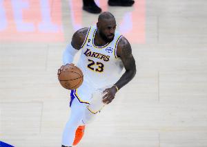 雷迪克：詹姆斯完成了赛前投篮训练 他决定需要更多时间治疗左脚