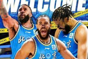 媒体人:毕竟麦基38岁了 且初来乍到 需要全方位的磨合和融入