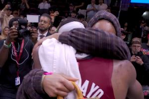 生命中最重要的两个女人!阿德巴约赛后与母亲&女友阿贾拥抱!