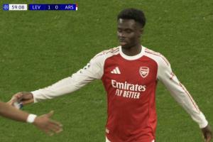 棍哥上来冲一冲!萨卡第60分钟被换下场,马杜埃凯替补登场