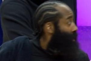 恩比德从后方主动拉住哈登示好：我知道你生气 但我还是要打招呼