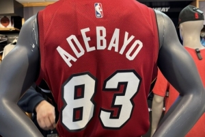 83号定制球衣!为纪念阿德巴约生涯之夜 热火商店推出定制版球衣