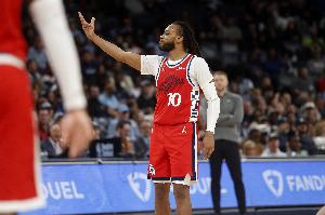 完美融入!快船在加兰出战的比赛5胜0负 场均17.8分5.8助 三分46%