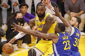 追梦：喜欢对阵詹姆斯 就像下棋一样 每个回合我俩都在见招拆招