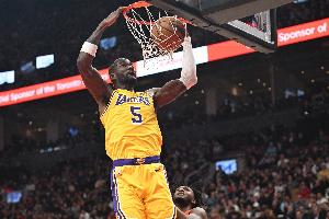 今天得靠我!艾顿上半场9中6得到12分11板1助 包括5进攻板