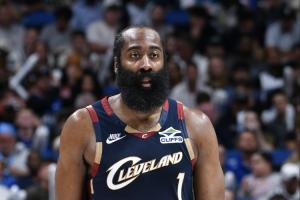 身手全能！哈登半场19分钟9中6拿到16分4板4助 三分5中2