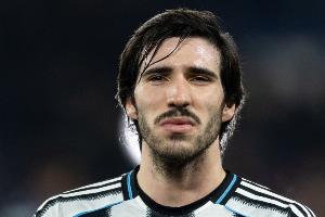 记者：曼联想买左边卫 中场目标吉马良斯、托纳利不太会同时离队