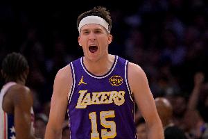 强势反弹!里夫斯第三节6中5独得16分 上半场仅2分