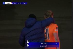 小伙快哭了!金斯基第17分钟被换后直接进通道 工作人员赶去安慰