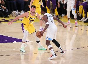 都铁哥们!湖人首节三分球11中0&森林狼12中1 兰德尔命中唯一进球