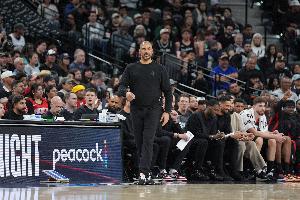 解说:火箭外线没有三分威胁牵制 空间问题又一次导致失利