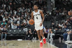 游刃有余!福克斯半场7中6高效砍下13分3板4助