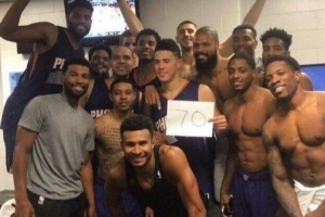 感同身受!布克谈阿德巴约83分:不管人们如何看待 都将永载史册