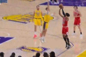 这移动速度!拉拉维亚扑防大帽对手底角三分球