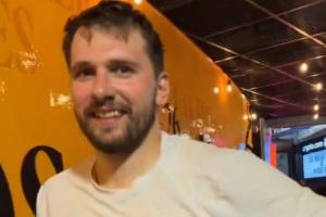 就差一助!东契奇调侃:没三双都是八村的错 他故意投丢最后一球