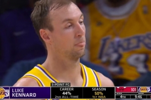 开张!肯纳德三分命中个人本场首球 前5投0中