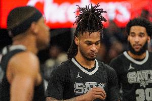 差的可是不少!掘金半场三分球20中4&马刺27中11 单项输21分