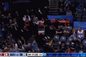 落地不稳！奇才库珀反击上篮崴脚 已返回更衣室