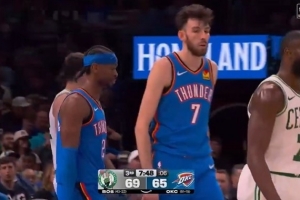 杰伦·布朗不满亚历山大突破造规：那根本不是篮球！