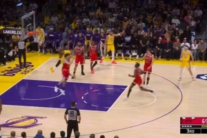 还能飞啊!詹姆斯反击接里夫斯传球 中路拉杆躲开防守上篮打中