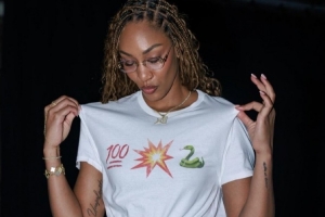 阿贾上身T恤支持阿德巴约砍83分 衣服上印有图案: