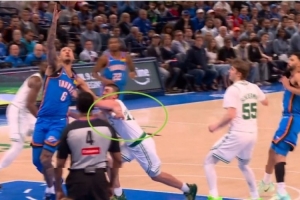 火眼金睛!杰林威不沉球上篮2+1 绿军挑战成功&杰林威先进攻犯规