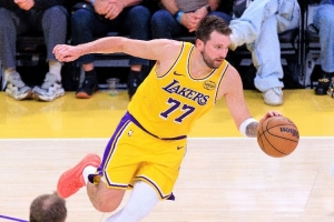 解说:湖人轮换合计5分让东契奇负重训练 雷迪克聪明智商又占高地