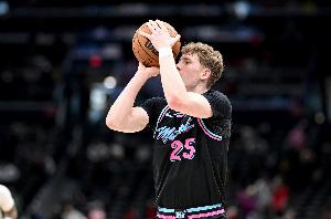 好好培养一下!20号秀亚库乔尼斯砍18分7板2助2断1帽 三分11中5