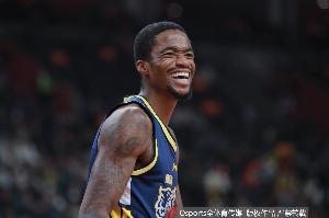 冲击力十足！萨姆纳15中8拿到20分5板 奎因17中5贡献18分6助