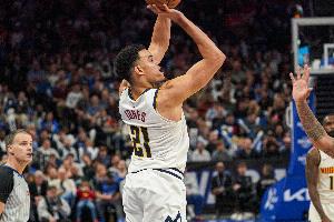 你是逆转功臣!斯潘塞·琼斯全场砍19分4板2助2断2帽 末节12分!