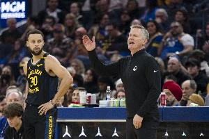 科尔：库里恢复势头朝着正确方向发展 他目前在做个人训练&未合练