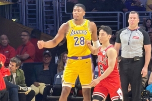 柠檬酸了！八村塁与河村勇辉对位 两名日本球员实现同台