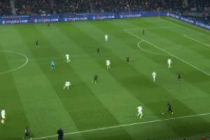 自信过头?约恩森两次潇洒过掉巴黎逼抢球员,随后失误送大礼