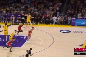 老毛病!东契奇强攻不中摊手抱怨&不回防 公牛追击长两分惩戒