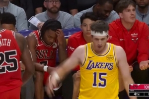 谁也不让谁！杰伦·史密斯抢篮板和里夫斯纠缠在一起 双方争球