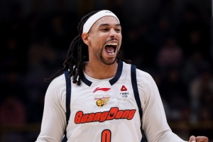 面对旧主战意十足！萨林杰打满首节 7投4中砍下12分2前场篮板