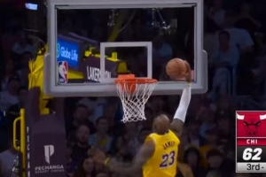 100分连线!东契奇找到詹姆斯 老汉地板油驶入禁区昊天锤抡扣砸进