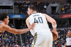 兢兢业业!祖巴茨迎首秀 半场16分钟6中4拿到8分6板