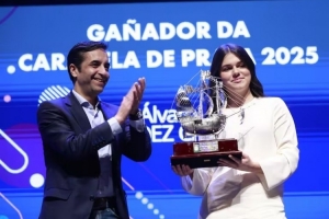 皇马边卫卡雷拉斯获得银卡拉贝尔奖,姐姐保拉代他出席领奖