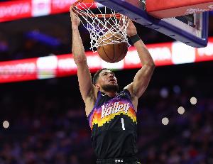 砍瓜切菜!布克三节25中13砍赛季单场新高41分 罚球11中11