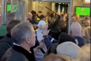 太阳报:维拉球迷与法国警察冲突,疑似遭到殴打甚至电击