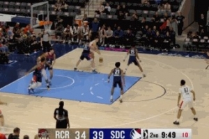 这球卡位卡得好!泰森突破抛投不中 杨瀚森奋力补篮单臂捅进!