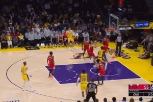 二人转!东契奇突破再送抛传 艾顿起飞灵犀一点送入篮筐