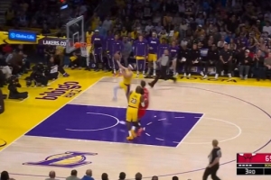 乘胜追击!詹姆斯切球策动反击 助攻里夫斯上篮打中