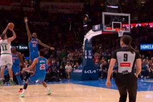 球给他太稳了！普理查德命中撤步压哨三分球