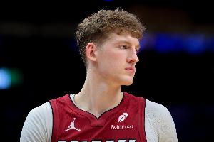 外线有谱!亚库乔尼斯半场7中4拿到12分 三分6中3