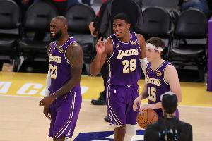 湖人vs公牛首发：八村塁 詹姆斯 艾顿 里夫斯 东契奇