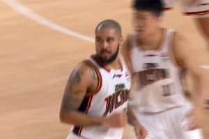 一己之力!摩尔36分钟25中14砍下34分5板3助1断 前三节几乎不休